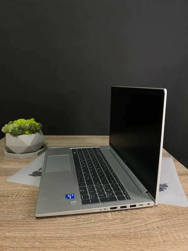 Ультрабук HP EliteBook 650 G8 / 15.6" (1920x1080) TN / Intel Core i5-1145G7 (4 (8) ядер 4.4 GHz) / 16 GB DDR4 / 256 GB SSD / Intel Iris Xe Graphics / WebCam / Win 10 б/в - зображення 5