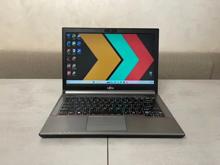 Ноутбук Fujitsu LifeBook E746 / 14" (1920x1080) IPS / Intel Core i7-6600U (2 (4) ядра по 2.6 - 3.4 GHz) / 16 GB DDR4 / 240 GB SSD / Intel HD Graphics 520 / DisplayPort б/в - зображення 2