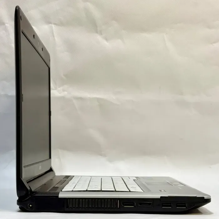 Ноутбук Fujitsu LifeBook S710 / 14" (1366x768) TN / Intel Core i7-620M (2 (4) ядра по 2.66 - 3.33 GHz) / 8 GB DDR3 / 128 GB SSD / Intel HD Graphics / WebCam / Windows 10 Pro б/в - зображення 3