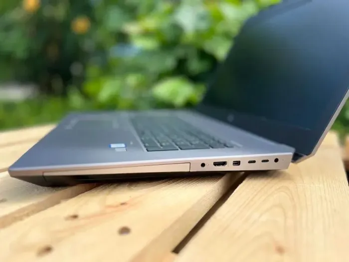 Мобільна робоча станція HP ZBook 17 G5 / 17.3" (1920x1080) IPS / Intel Core i7-8850H (6 (12) ядер по 2.6 - 4.3 GHz) / 32 GB DDR4 / 512 GB SSD / nVidia Quadro P5200, 16 GB GDDR5, 256-bit / WebCam / Windows 10 Pro б/в - зображення 5