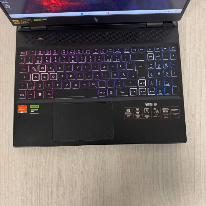 Ігровий ноутбук Acer Nitro 16 AN16-41 / 16" (2560x1600) IPS / AMD Ryzen 7 7840HS (8 (16) ядер по 3,8 - 5,1 ГГц) / 32 ГБ DDR5 / 1000 ГБ SSD / nVidia GeForce RTX 4070, 8 ГБ GDDR6, 128-біт / Веб-камера б/в - зображення 3