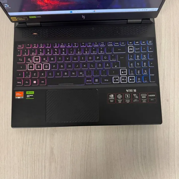 Ігровий ноутбук Acer Nitro 16 AN16-41 / 16" (2560x1600) IPS / AMD Ryzen 7 7840HS (8 (16) ядер по 3,8 - 5,1 ГГц) / 32 ГБ DDR5 / 1000 ГБ SSD / nVidia GeForce RTX 4070, 8 ГБ GDDR6, 128-біт / Веб-камера б/в - зображення 3