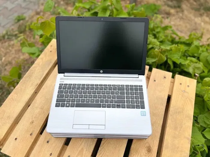 Ноутбук HP 250 G7 / 15.6" (1366x768) TN / Intel Core i3-7100U (2 (4) ядра по 2.4 GHz) / 8 GB DDR4 / 256 GB SSD M.2 / Intel HD Graphics 620 / WebCam б/в - зображення 2