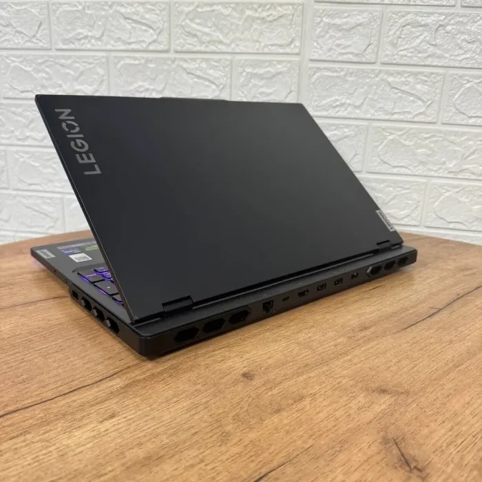 Ігровий ноутбук Lenovo Legion Pro 7 16IRX8H / 16" (2560x1600) IPS / Intel Core i9-13900HX (24 (32) ядра по 3.9 - 5.4 GHz) / 32 GB DDR5 / 2000 GB SSD NVMe / nVidia GeForce RTX 4080, 12 GB GDDR6, 192-bit / WebCam б/в - зображення 6