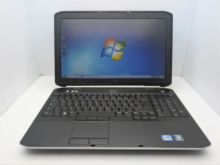 Ноутбук Dell Latitude E5520 / 15.6" (1366x768) TN / Intel Core i3-2330M (2 (4) ядра по 2.2 GHz) / 6 GB DDR3 / 320 GB HDD / Intel HD Graphics 3000 / DVD-ROM б/в - зображення 2