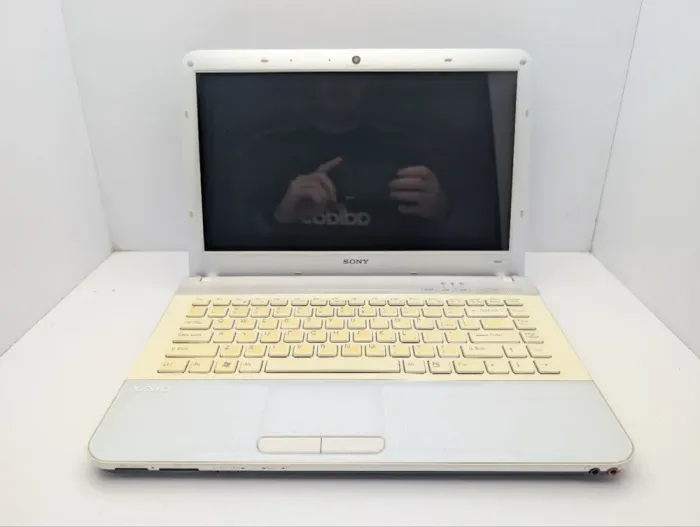 Ноутбук Sony VPCEA / 14" (1366x768) TN / Intel Core i3-350M (2 (4) ядра по 2.2 GHz) / 6 GB DDR3 / 320 GB HDD / Intel HD Graphics / WebCam / DVD-ROM б/в - зображення 3