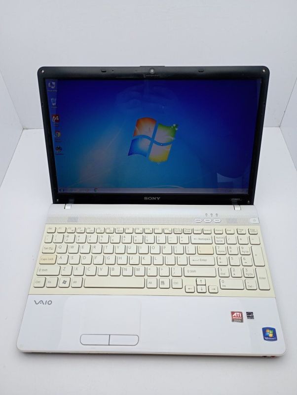 Ноутбук Sony VPC EB4E1R / 15.6" (1366x768) TN / Intel Core i3-380M (2 (4) ядра по 2.5 GHz) / 6 GB DDR3 / 120 GB SSD / Intel Graphics / WebCam б/в - зображення 2