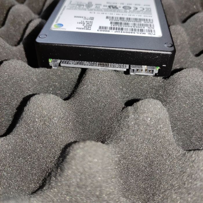 Твердотільний накопичувач SSD Samsung PM1635a / 2.5" / 800 GB / SAS 12G / 3 DWPD б/в - зображення 4