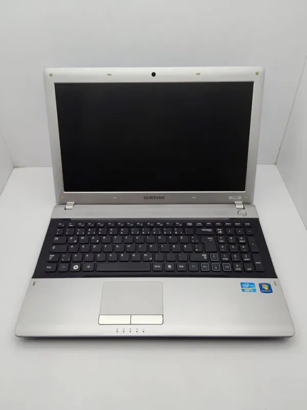 Ноутбук Samsung RV520 / 15.6" (1366x768) TN / Intel Core i5-2410M (2 (4) ядра по 2.3 - 2.9 GHz) / 6 GB DDR3 / 320 GB HDD / Intel HD Graphics 3000 / WebCam б/в - зображення 3