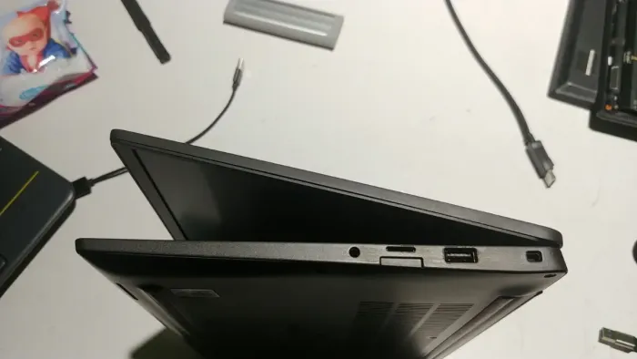 Ультрабук Б-клас Dell Latitude 7400 / 14" (1366x768) TN / Intel Core i5-8265U (4 (8) ядра по 1.6 - 3.9 GHz) / 8 GB DDR4 / 256 GB SSD M.2 / Intel UHD Graphics 620 / WebCam / USB 3.1 / HDMI / NEW АКБ / Windows 10 б/в - зображення 5