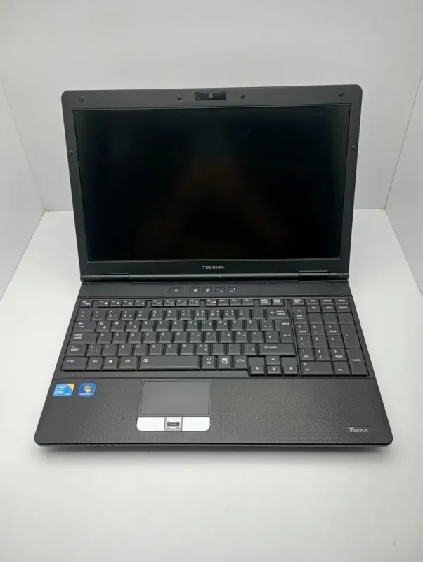 Ноутбук Toshiba P50 / 15.6" (1366x768) TN / Intel Core i5-520M (2 (4) ядра по 2.4 - 2.93 GHz) / 6 GB DDR3 / 1000 GB HDD / Intel HD Graphics / WebCam б/в - зображення 2