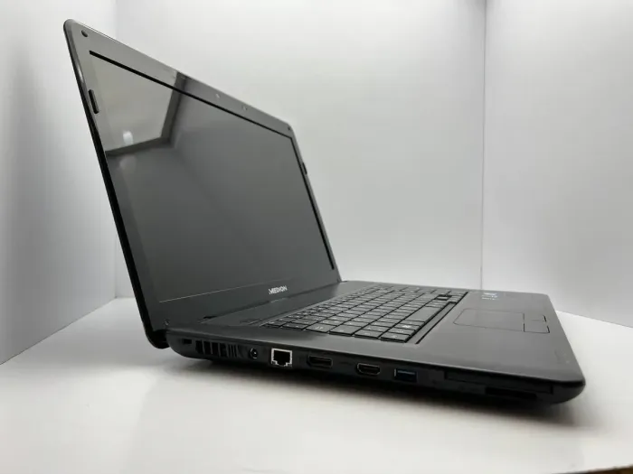 Ноутбук Medion Akoya P7618 / 17.3" (1600x900) TN / Intel Core i5-480M (2 (4) ядра по 2.66 - 2.93 GHz) / 4 GB DDR3 / 1000 GB HDD / nVidia GeForce GT 540M, 1 GB GDDR3, 128-bit / WebCam / АКБ відсутня б/в - зображення 3