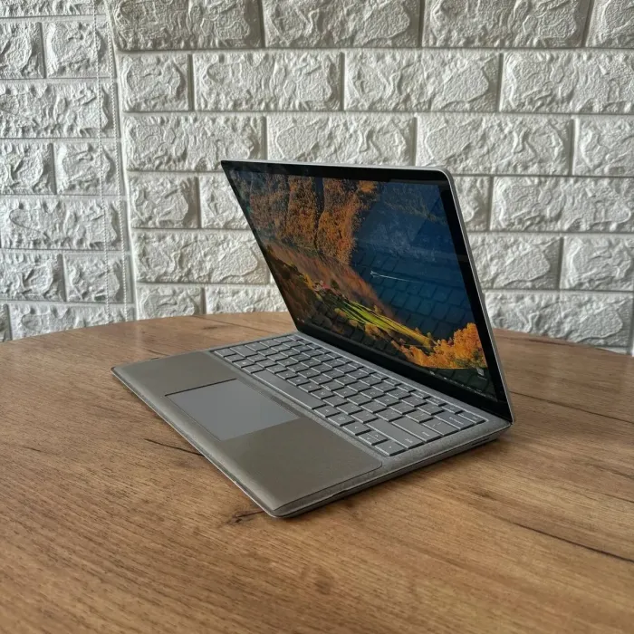 Ультрабук Б-клас Microsoft Surface Laptop / 13.5" (2256x1504) IPS Touch / Intel Core i5-7300U (2 (4) ядра по 2.6 - 3.5 GHz) / 8 GB DDR4 / 128 GB SSD / Intel HD Graphics 620 / WebCam б/в - зображення 5