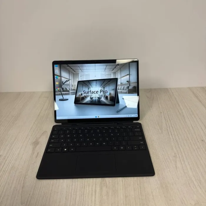 Планшет Microsoft Surface Pro 9 / 13" (2880x1920) IPS Touch / Intel Core i5-1235U (10 (12) ядер по 1,3 - 4,4 ГГц) / 8 ГБ DDR3 / 256 ГБ SSD / Intel Iris Xe Graphics / WebCam б/в - зображення 2