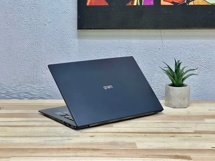 Ультрабук LG Gram 14Z90P / 14" (1920x1080) IPS / Intel Core i7-1165G7 (4 (8) ядра по 2.8 - 4.7 GHz) / 8 GB DDR4 / 512 GB SSD / Intel Iris Xe Graphics / WebCam / Win 11 Home б/в - зображення 8
