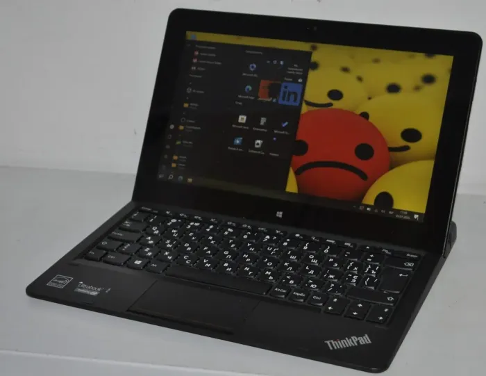 Ноутбук-трансформер Б-клас Lenovo ThinkPad Helix 20CH / 11.6" (1920x1080) TN Touch / Intel Core M-5Y10 (2 (4) ядра по 0.8 - 2.0 GHz) / 8 GB DDR3 / 256 GB SSD / Intel HD Graphics 5300 / WebCam / LTE / Windows 10 Pro б/в - зображення 2
