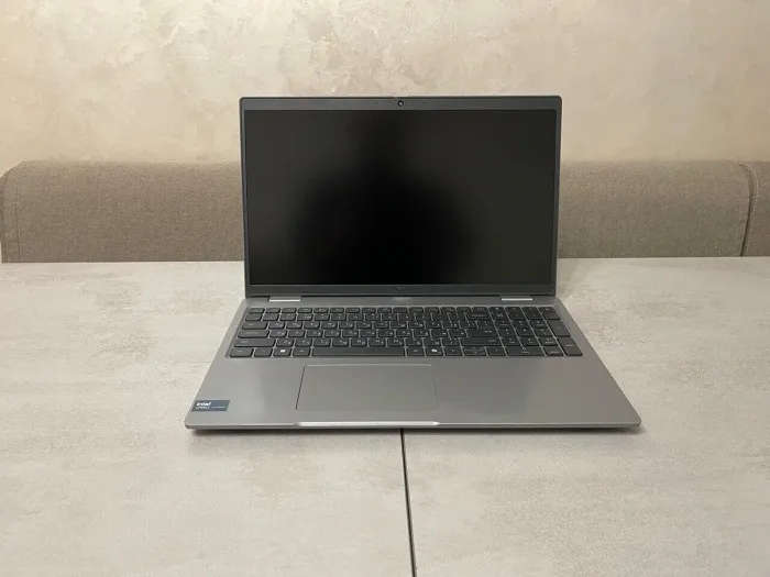 Ультрабук Dell Latitude 5550 / 15.6" (1920x1080) IPS / Intel Core Ultra 5 135H (14 (18) ядер по 1.7 - 4.6 GHz) / 16 GB DDR5 / 256 GB SSD M.2 / Intel Arc Graphics / WebCam б/в - зображення 3