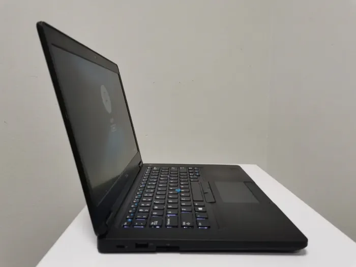Ультрабук Dell Latitude 5490 / 14" (1920x1080) IPS / Intel Core i3-8130U (2 (4) ядра по 2.2 - 3.4 GHz) / 16 GB DDR4 / 256 GB SSD M.2 / Intel HD Graphics 620 / WebCam / HDMI / Windows 10 Pro б/в - зображення 3