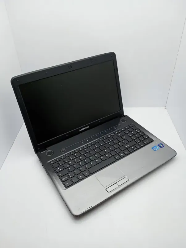 Ноутбук Medion Akoya P6634 / 15.6" (1366x768) TN / Intel Core i3-2350M (2 (4) ядра по 2.3 GHz) / 6 GB DDR3 / 500 GB HDD / Intel HD Graphics 3000 / WebCam / АКБ не тримає б/в - зображення 3