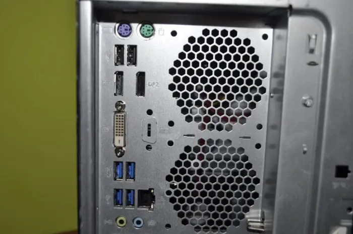 Комп'ютер Б-клас Fujitsu Esprimo P957 E90 Tower / Intel Core i5-6500 (4 ядра по 3.2 - 3.6 GHz) / 8 GB DDR4 / 120 GB SSD + 250 GB HDD / Intel HD Graphics 530 б/в - зображення 9