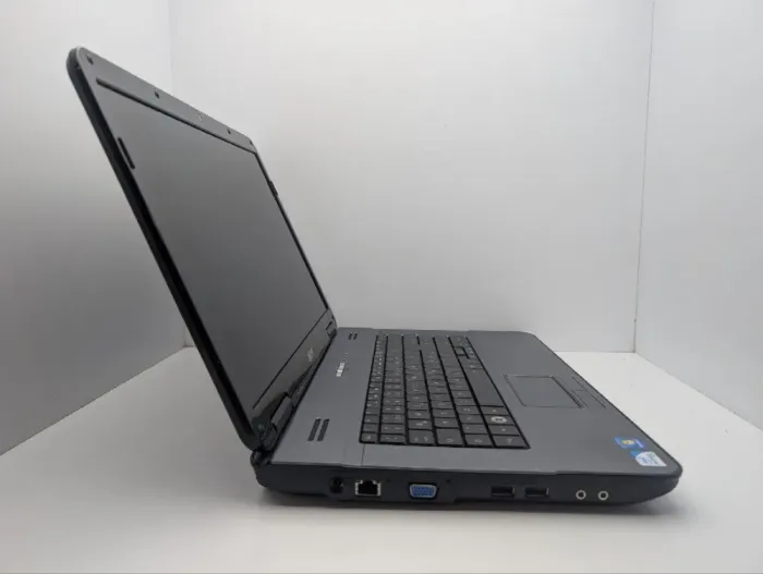 Ноутбук Acer Aspire 7715Z / 17.3" (1600x900) TN / Intel Pentium T4500 (2 ядра по 2.3 GHz) / 4 GB DDR3 / 250 GB HDD / Intel Graphics / WebCam / DVD-ROM / АКБ не тримає заряд б/в - зображення 4