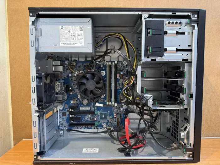 Комп'ютер Б-класу HP Z240 Workstation Tower / Intel Core i7-6700 (4 (8) ядра по 3,4 - 4,0 ГГц) / 8 ГБ DDR4 / без HDD / Intel HD Graphics 530 / 400 Вт / DVD-ROM / DisplayPort б/в - изображение 6