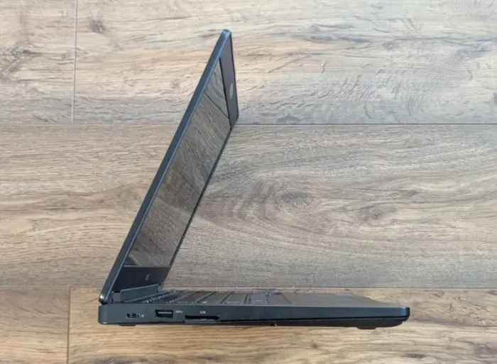 Ноутбук Dell Latitude 5490 / 14" (1920x1080) IPS Touch / Intel Core i5-8250U (4 (8) ядра по 1.6 - 3.4 GHz) / 8 GB DDR4 / 240 GB SSD / Intel UHD Graphics 620 / WebCam / USB 3.1 / HDMI / Windows 11 б/в - зображення 4