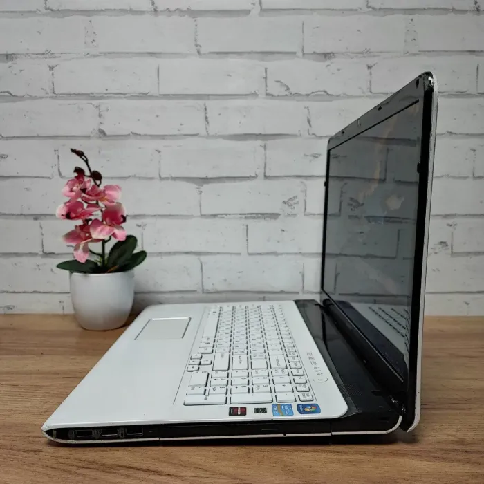 Ноутбук Б-клас Sony SVE171A11M / 17.3" (1600x900) TN / Intel Core i3-2370M (2 (4) ядра по 2.4 GHz) / 8 GB DDR3 / 128 GB SSD / AMD Radeon HD 7610M, 1 GB GDDR3, 128-bit / WebCam / DVD-ROM б/в - зображення 7