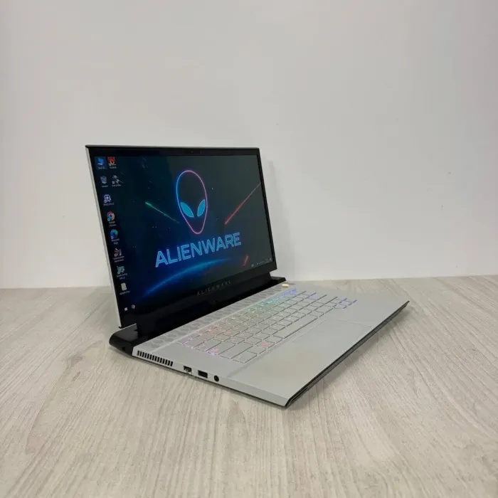 Ігровий ноутбук Dell Alienware m15 R3 White / 15.6" (3840x2160) IPS / Intel Core i7-10875H (8 (16) ядер по 2,3 - 5,1 ГГц) / 32 ГБ DDR4 / 512 ГБ SSD / nVidia GeForce RTX 2080 Super Max-Q, 8 ГБ GDDR6, 256-біт / WebCam б/в - зображення 5