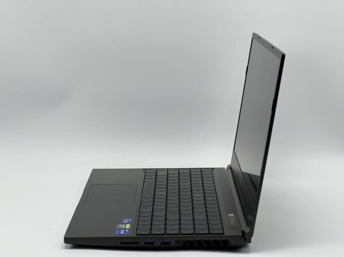 Ігровий ноутбук CyberPowerPC Tracer V EDGE PRO I 15X GM5TG7W / 15.6" (2560x1440) IPS / Intel Core i7-11800H (8 (16) ядер по 2,3 - 4,6 ГГц) / 16 ГБ DDR4 / 960 ГБ SSD / nVidia GeForce RTX 3070, 8 ГБ GDDR6, 256-біт / WebCam б/в - изображение 4