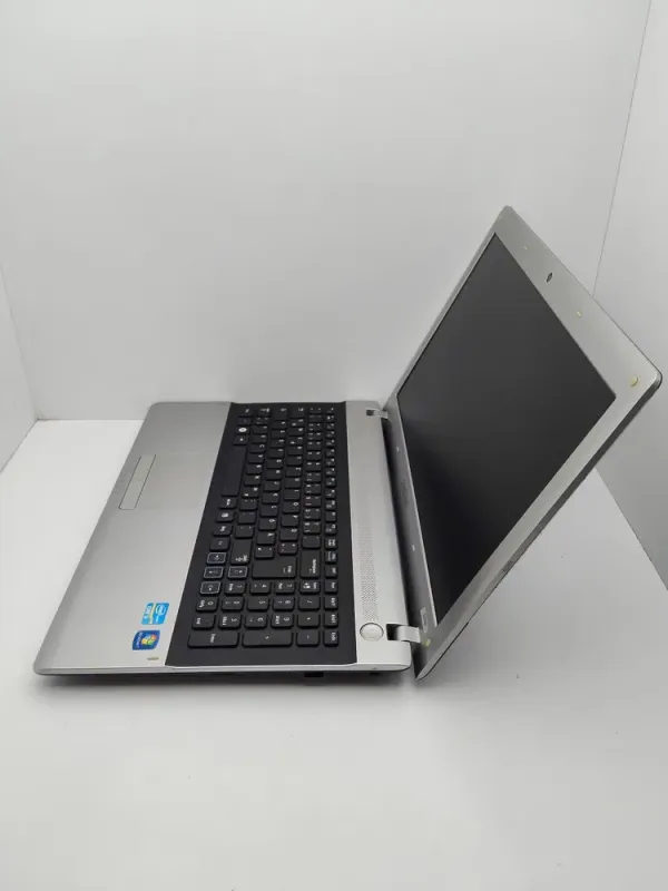 Ноутбук Samsung RV520 / 15.6" (1366x768) TN / Intel Core i5-2410M (2 (4) ядра по 2.3 - 2.9 GHz) / 6 GB DDR3 / 320 GB HDD / Intel HD Graphics 3000 / WebCam б/в - зображення 7