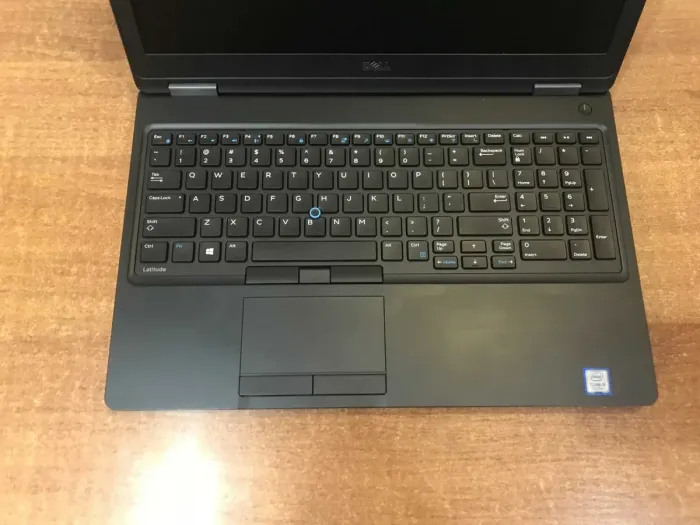 Ноутбук Dell Latitude 5590 / 15.6" (1920x1080) IPS / Intel Core i7-8565U (4 (8) ядра по 1.8 - 4.6 GHz) / 16 GB DDR4 / 256 GB SSD / Intel UHD Graphics / WebCam б/в - зображення 4