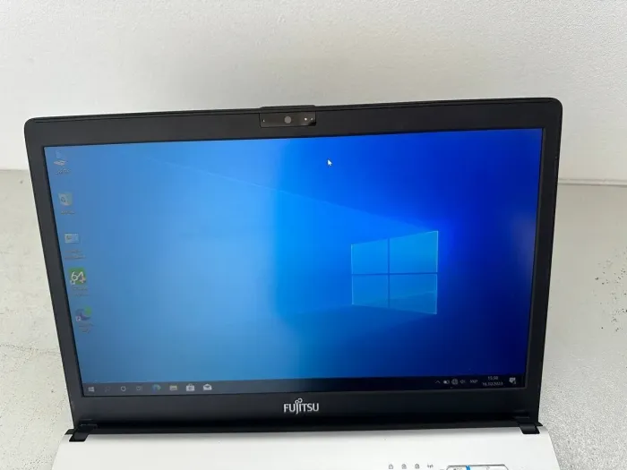 Ультрабук Б-класс Fujitsu LifeBook S936 / 13.3" (1920x1080) TN / Intel Core i7-6600U (2 (4) ядра по 2.6 - 3.4 GHz) / 8 GB DDR4 / 128 GB SSD / Intel HD Graphics 520 / WebCam / VGA б/в - зображення 3