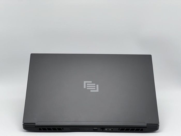 Ігровий ноутбук Б-класу Maingear Vector Pro 17 MG-VCP2-17A3070T / 17,3" (1920x1080) IPS / AMD Ryzen 9 6900HX (8 (16) ядер по 3,3 - 4,9 ГГц) / 32 ГБ DDR5 / 960 ГБ SSD / nVidia GeForce RTX 3070 Ti, 8 ГБ GDDR6, 256-bit / WebCam б/в - зображення 5