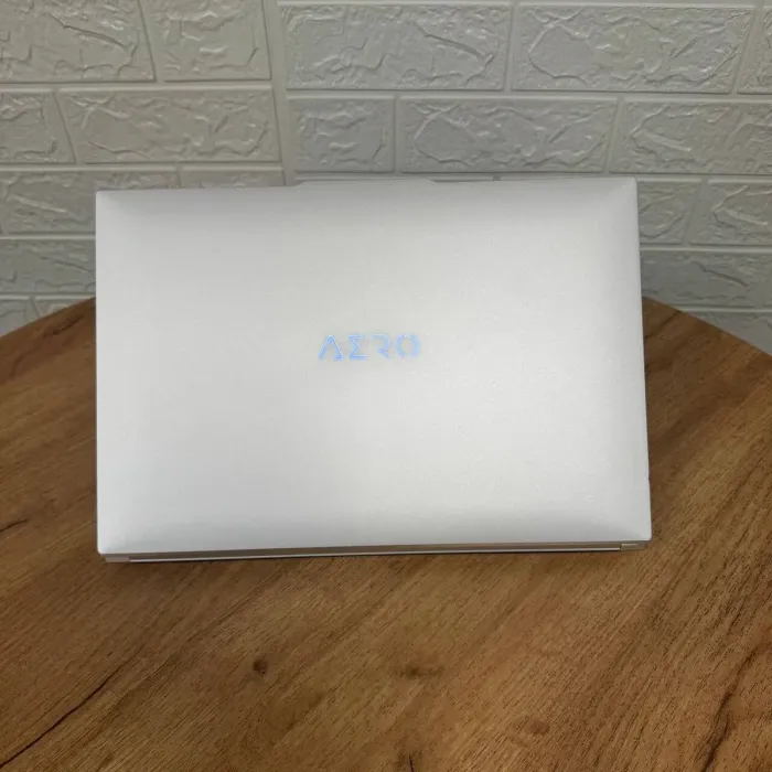 Ігровий ноутбук Gigabyte Aero 16 XE5 / 16" (3840x2400) OLED / Intel Core i7-12700H (14 (20) ядер по 3.5 - 4.7 GHz) / 32 GB DDR5 / 1000 GB SSD / nVidia GeForce RTX 3070 Ti, 8 GB GDDR6, 256-bit / WebCam б/в - зображення 3