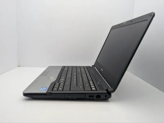 Ноутбук Fujitsu LifeBook S792 / 13.3" (1366x786) TN / Intel Core i7-3612QM (4 (8) ядра по 2.1 - 3.1 GHz) / 8 GB DDR3 / 640 GB HDD / Intel HD Graphics 4000 / WebCam б/в - зображення 4