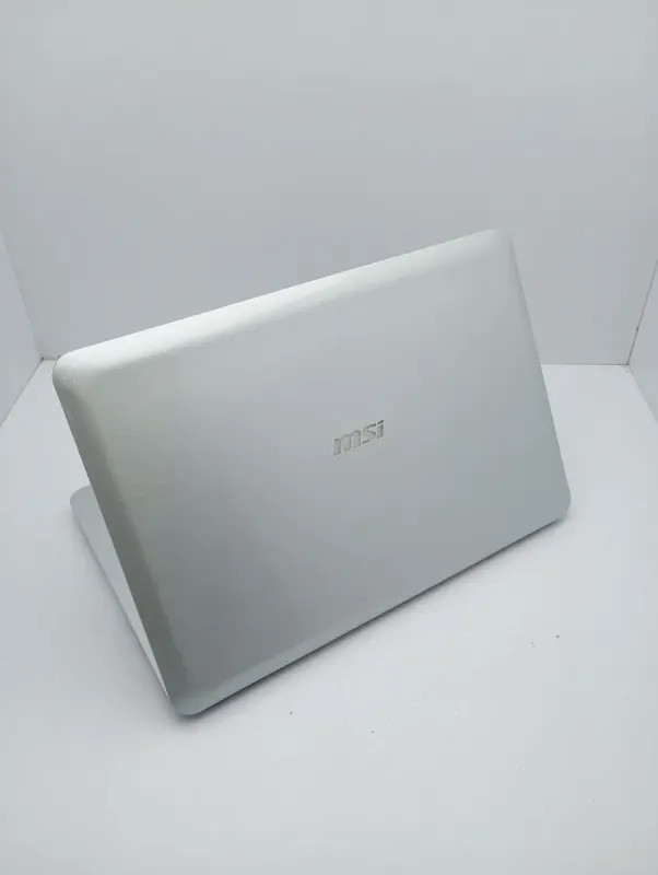 Ноутбук MSI X300 / 13.3" (1366x768) TN / Intel Core 2 Solo ULV SU3500 (1 ядро по 1.4 GHz) / 2 GB DDR3 / 250 GB HDD / Intel GMA 4500MHD / WebCam б/в - зображення 7