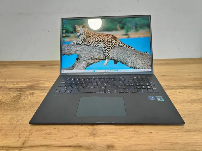 Ультрабук Б-клас LG Gram 17Z95P / 17" (2560x1600) IPS / Intel Core i7-1195G7 (4 (8) ядра по 1.3 - 5.0 GHz) / 16 GB DDR4 / 1000 GB SSD + 1000 GB SSD / Intel Iris Xe Graphics / WebCam / Windows 11 Home б/в - зображення 2