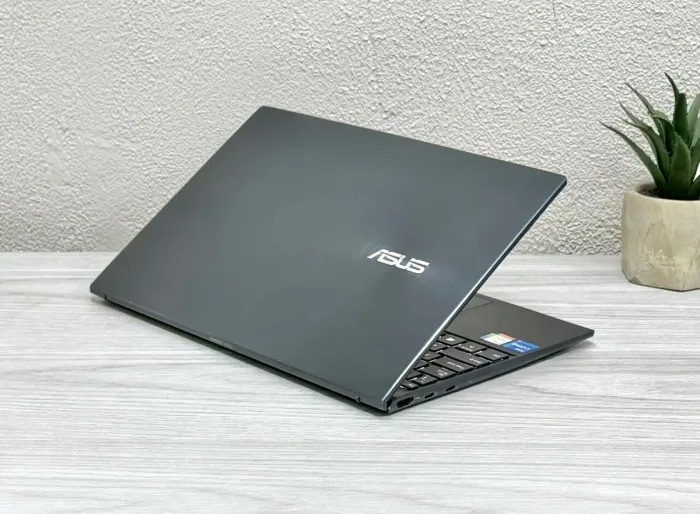 Ультрабук Asus ZenBook UX325E / 13.3" (1920x1080) OLED / Intel Core i5-1135G7 (4 (8) ядра по 2.4 - 4.2 GHz) / 8 GB DDR4 / 256 GB SSD M.2 / Intel Iris Xe Graphics / WebCam / Win 11 Home б/в - зображення 7