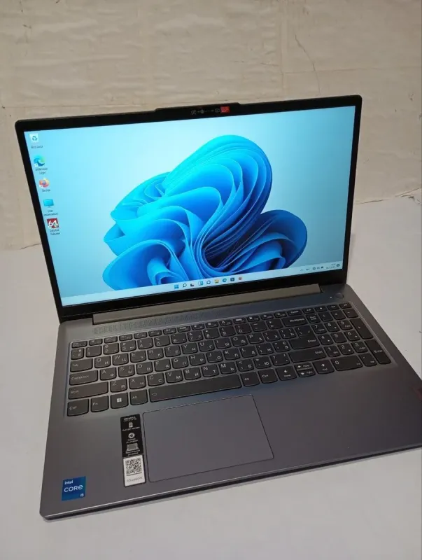 Ультрабук Lenovo IdeaPad Slim 3 15IAH8 / 15.6" (1920x1080) IPS / Intel Core i5-12450H (8 (12) ядра по 3.3 - 4.4 GHz) / 16 GB DDR5 / 512 GB SSD / Intel UHD Graphics / WebCam / Win 11 б/в - зображення 2