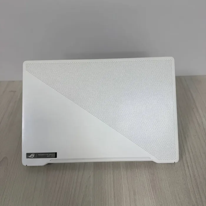 Ігровий ультрабук Б-класу Asus ROG Zephyrus G14 GA401IV / 14" (1920x1080) IPS / AMD Ryzen 9 4900HS (8 (16) ядер по 3.0 - 4.3 GHz) / 16 GB DDR4 / 512 GB SSD NVMe / nVidia GeForce RTX 2060 Max-Q, 6 GB GDDR6, 192-bit б/в - зображення 3