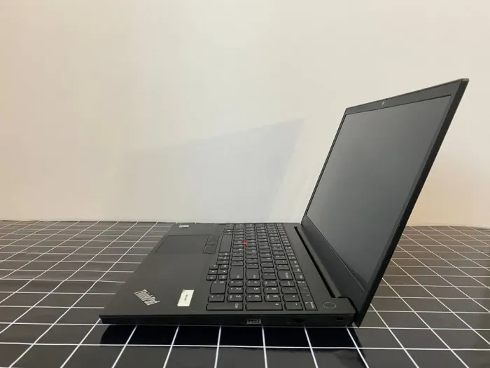 Ноутбук Lenovo ThinkPad E15 / 15.6" (1920x1080) IPS / Intel Core i5-10210U (4 (8) ядра по 1.6 - 4.2 GHz) / 8 GB DDR4 / 256 GB SSD / Intel UHD Graphics / WebCam / USB 3.1 / HDMI б/в - зображення 4
