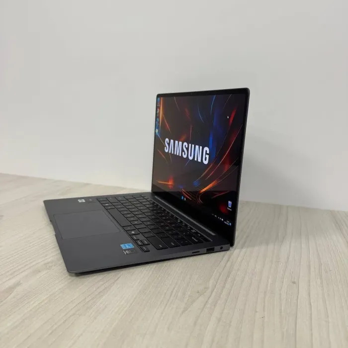 Ультрабук Samsung Galaxy Book4 Pro NP944XGK / 14" (2880x1800) OLED / Intel Core Ultra 7 155H (16 (22) ядер по 1.4 - 4.8 GHz) / 16 GB DDR5 / 1000 GB SSD NVMe / Intel Arc Graphics / WebCam б/в - зображення 5