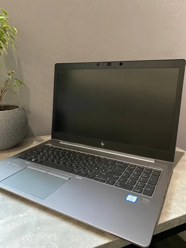 Мобільна робоча станція HP ZBook 15u G5 / 15.6" (1920x1080) TN / Intel Core i7-8550U (4 (8) ядра по 1.8 - 4.0 GHz) / 16 GB DDR4 / 256 GB SSD M.2 / AMD Radeon Pro WX 3100, 2 GB DDR5, 128-bit / WebCam / Win 10 б/в - зображення 2