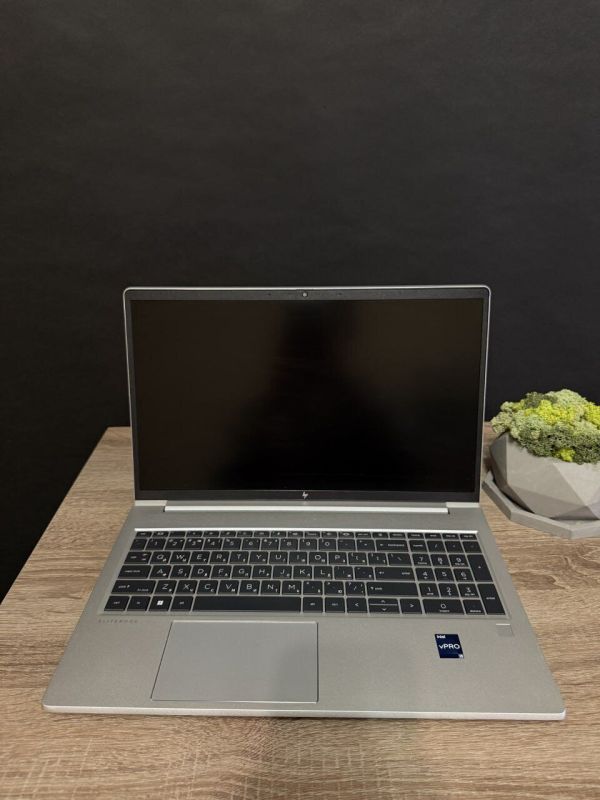 Ультрабук HP EliteBook 650 G9 / 15.6" (1920x1080) IPS / Intel Core i5-1245U (10 (12) ядер 3.3 - 4.4 GHz) / 16 GB DDR4 / 512 GB SSD / Intel Iris Xe Graphics / WebCam / Win 11 б/в - зображення 2