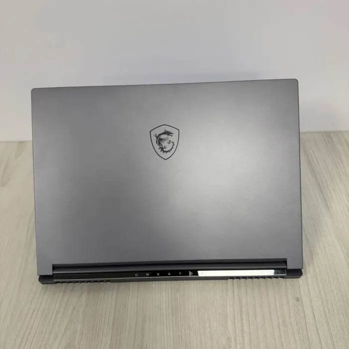 Ігровий ноутбук Б-класу MSI Creator 16 AI Studio A1VHG / 16" (3840x2400) IPS / Intel Core Ultra 9 185H (16 (22) ядер по 3,9 - 5,1 ГГц) / 32 ГБ DDR5 / 1000 ГБ SSD NVMe / nVidia GeForce RTX 4080, 12 ГБ GDDR6, 192-bit / WebCam б/в - зображення 3