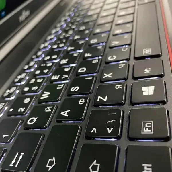 Мобільна робоча станція Б-клас Fujitsu Celsius H780 / 15.6" (1920x1080) IPS / Intel Core i7-8850H (6 (12) ядер по 2.6 - 4.3 GHz) / 16 GB DDR4 / 512 GB SSD / nVidia Quadro P2000, 4 GB GDDR5, 128-bit / WebCam / Fingerprint б/в - зображення 5