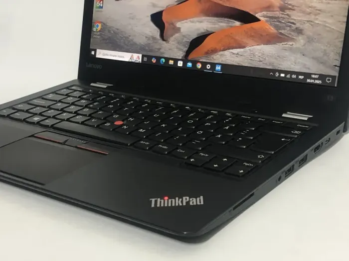Ультрабук Lenovo ThinkPad 13 Gen2 / 13.3" (1920x1080) IPS / Intel Core i3-7100U (2 (4) ядра по 2.4 GHz) / 8 GB DDR4 / 128 GB SSD / Intel HD Graphics 620 / WebCam / Win 10 Pro б/в - зображення 9