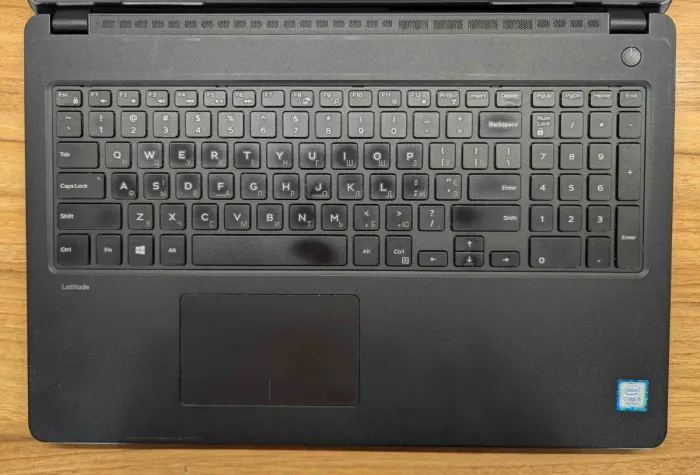 Ноутбук Dell Latitude 3580 / 15.6" (1366x768) TN / Intel Core i5-7200U (2 (4) ядра по 2.5 - 3.1 GHz) / 8 GB DDR4 / 256 GB SSD / Intel HD Graphics 620 / WebCam / Windows 10 б/в - зображення 3