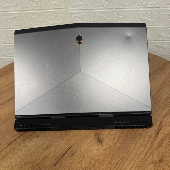 Ігровий ноутбук Б-клас Dell Alienware 15 R4 / 15.6" (1920x1080) IPS / Intel Core i7-8750H (6 (12) ядер по 2.2 - 4.1 GHz) / 16 GB DDR4 / 128 GB SSD M.2 + 1000 GB HDD / nVidia GeForce GTX 1080 Max-Q, 8 GB GDDR5X, 256-bit / WebCam б/в - зображення 3